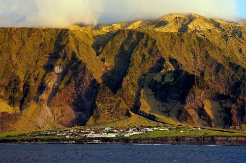 6. Tristan da Cunha  Quần đảo có hẻo lánh nhất thế giới này gồm 6 hòn đảo nằm ở phía nam Đại Tây Dương, cách Nam Phi 2.800km về phía tây, là quần đảo xa xôi nhất trên thế giới có người sinh sống.  Tristan da Cunha có diện tích 104km2, được đô đốc Tristaonda Cunha, người Bồ Đào Nha khám phá năm 1506. Hiện nay, quần đảo trực thuộc vương quốc Anh.  Người dân trên đảo chủ yếu làm nghề nông, đất đai thuộc sở hữu chung. Số lượng vật nuôi của mỗi gia đình bị giới hạn và kiểm soát chặt chẽ để bảo tồn các đồi cỏ, và tránh việc tích lũy tài sản cá nhân.