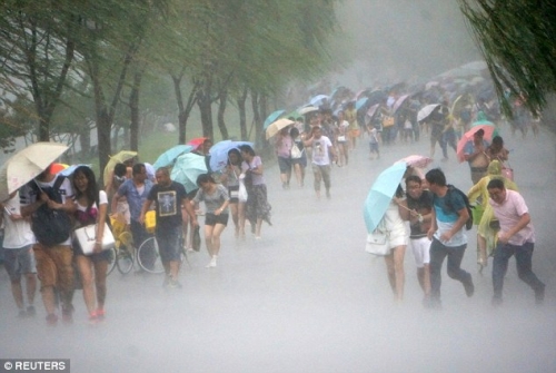Mưa lớn đổ bộ lên đảo Đài Loan kèm siêu bão. Ảnh Daily Mail
