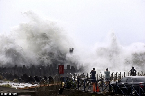 Sóng lớn đổ bộ lên đảo trước khi siêu bão đổ bộ. Ảnh Reuters.