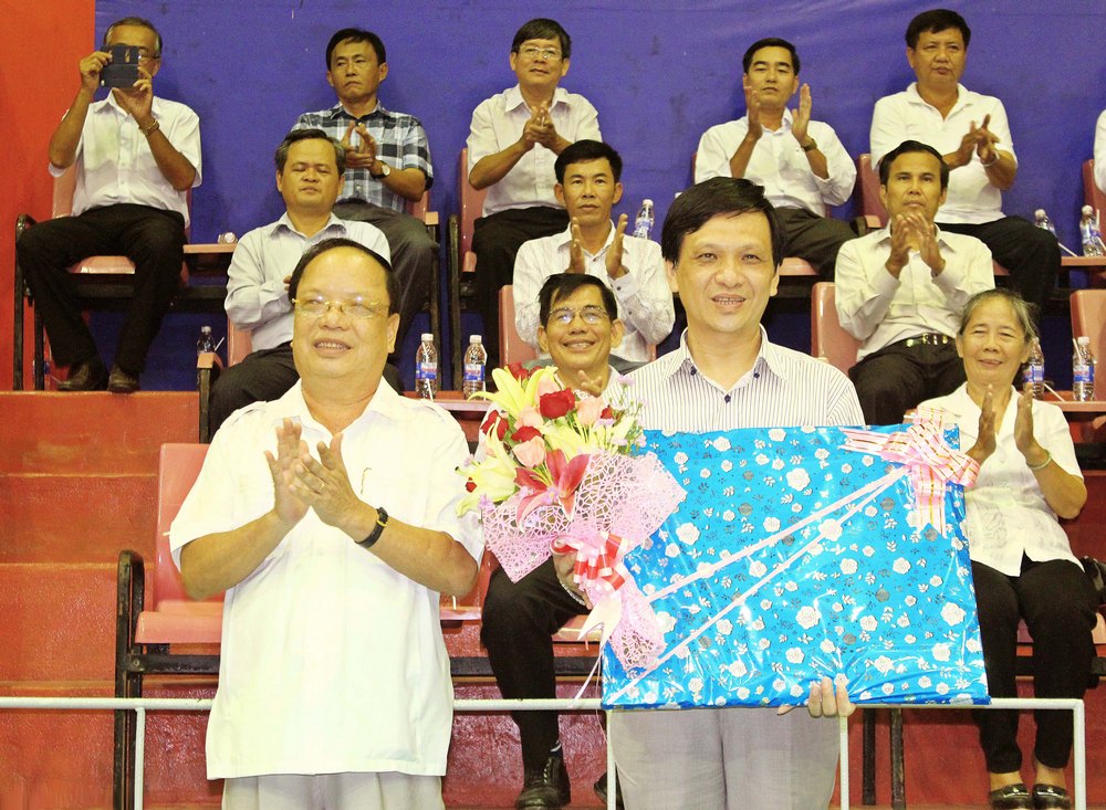 Ông Nguyễn Văn Diệp- Chủ tịch LĐBC tỉnh Vĩnh Long tặng quà lưu niệm cho nhà tài trợ chính của giải- Maseco Arirang.