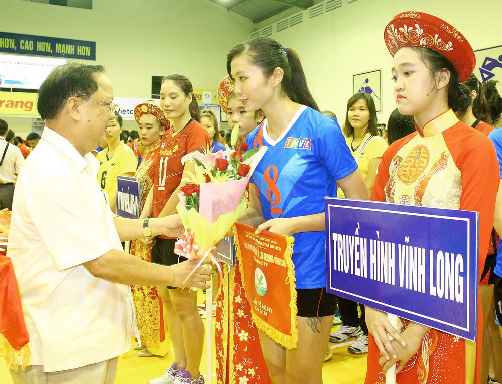 Ông Nguyễn Văn Diệp- Chủ tịch LĐBC tỉnh Vĩnh Long tặng hoa và cờ lưu niệm cho các đội tại lễ khai mạc giải.
