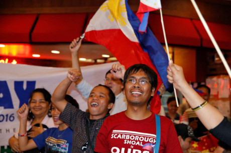 Các nhà hoạt động Philippines ăn mừng sau khi có phán quyết của Tòa trọng tài quốc tế khẳng định “ đường lưỡi bò ” của Trung Quốc không có bất cứ cơ sở pháp lý nào. Ảnh: Reuters.