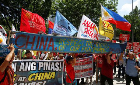 Các nhà hoạt động Philippines tập hợp lực lượng bên ngoài lãnh sự quán Trung Quốc ở thành phố Makati, Philippines, hôm 12/7 để phản đối Trung Quốc. Ảnh: Reuters.