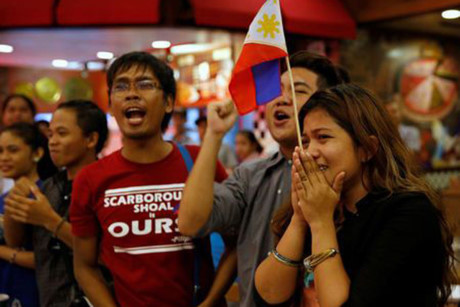Các nhà hoạt động này từng tới bãi cạn Scarborough và bị hải cảnh Trung Quốc chặn lại. Nay họ tỏ ra xúc động sau khi biết phán quyết của Tòa trọng tài ở La Hay có lợi cho Philippines. Ảnh: Reuters.
