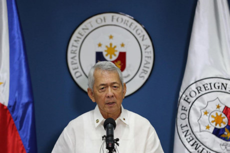 Hôm 12/7 Ngoại trưởng Philippines Perfecto Yasay ra thông báo về phán quyết cuối cùng vừa công bố của Tòa trọng tài ở La Hay về vụ kiện Trung Quốc. Ảnh: AP.