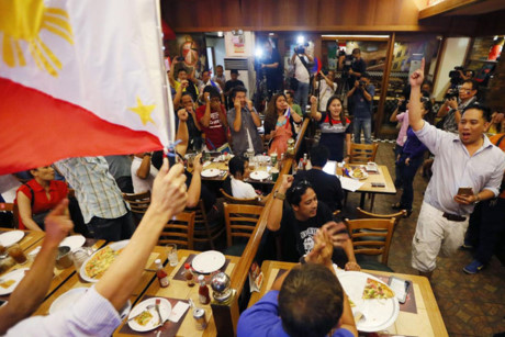 Người dân Philippines tại 1 quán ăn reo hò sung sướng sau khi Tòa trọng tài quốc tế ở La Hay ra phán quyết khẳng định Philippines thắng kiện Trung Quốc. Ảnh: AP.