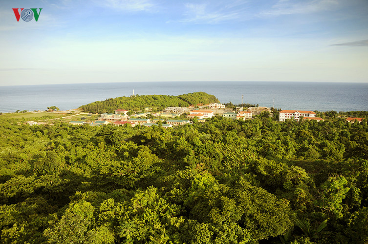 Một góc huyện đảo Cồn Cỏ nhìn từ ngọn hải đăng.