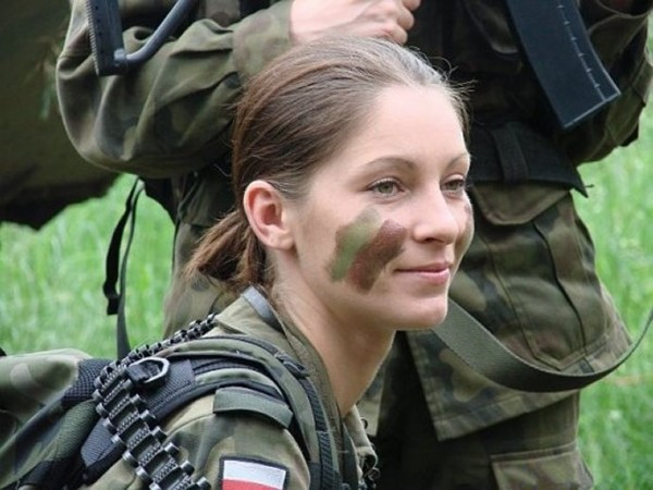 Nữ binh Ba Lan trong một buổi huấn luyện. 