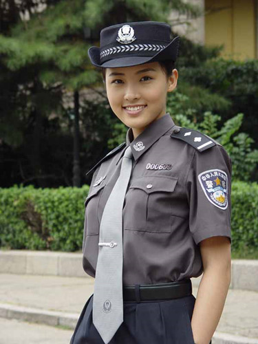 Nữ binh Trung Quốc vẫn rất dịu dàng trong bộ quân phục.