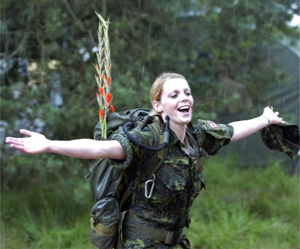 Nữ binh Canada trong một buổi huấn luyện. 