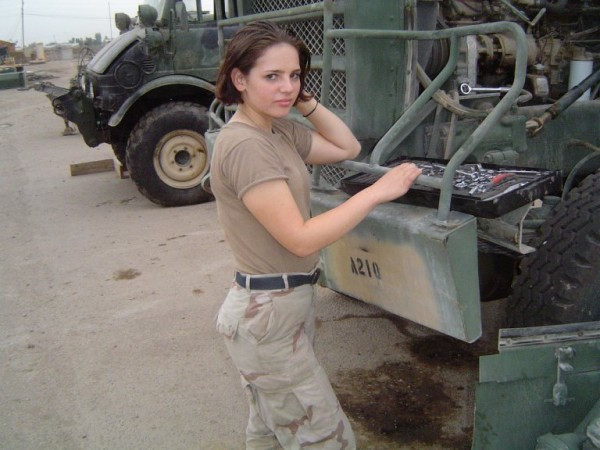 Nữ binh Mỹ trong giờ nghỉ giải lao. 
