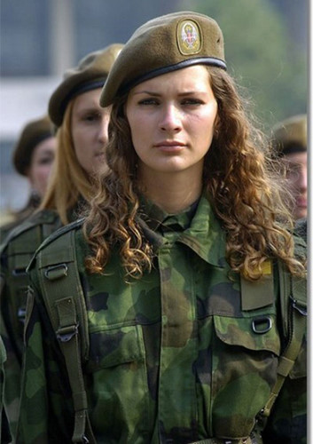 Nữ binh Serbia nghiêm trang trong hàng ngũ. 