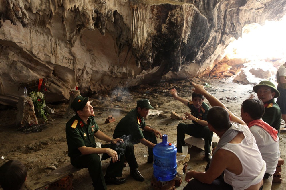 Các cựu binh ngồi nghỉ bên trong hang Làng Lò, kể lại chuyên vị trí này khi xưa là nơi tiếp nhận các chiến sĩ bị thương được cáng về sơ cứu trước khi chuyển đi tuyến sau.