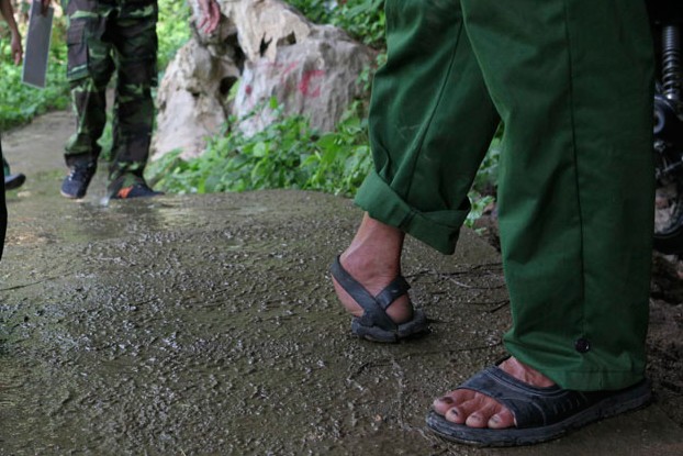 Vết chân tròn của cựu binh Nguyễn Văn Chương (sư đoàn 356) trên con đường dẫn vào hang Làng Lò ở xã Thanh Thủy. Đây là nơi trú ẩn của hàng trăm cán bộ chiến sỹ trong những ngày tháng chiến trận.