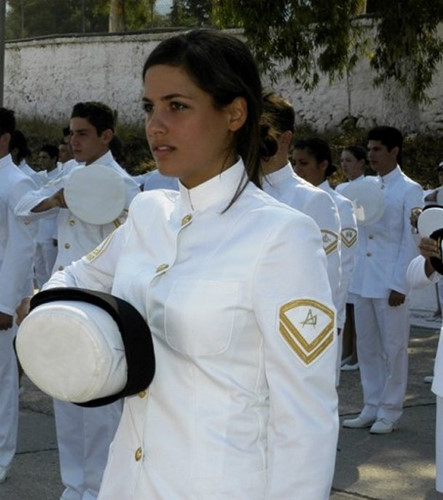 Nữ quân nhân Hy Lạp trong bộ quân phục màu trắng. 