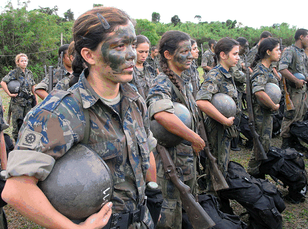 Nữ quân nhân Brazil trong hàng ngũ. 