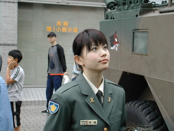 Nữ quân nhân Nhật Bản trông rất dễ thương, xinh xắn. 