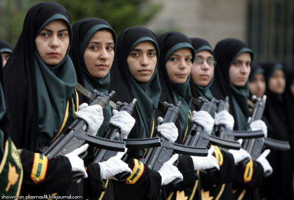 Nữ quân nhân Iran trong bộ quân phục cùng với chiếc khăn trùm đầu đặc trưng. 