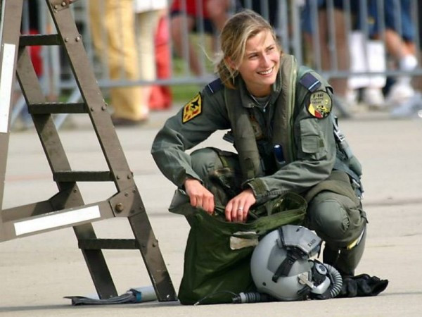 Nụ cười rạng rỡ của nữ quân nhân Bỉ. 