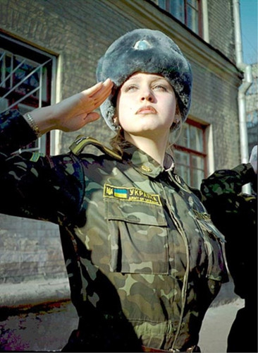 Bộ quân phục càng làm tăng thêm vẻ quyến rũ cho nữ quân nhân Ukraine. 