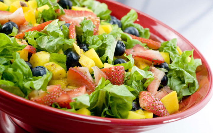 Salad:  Salad rau và các loại hạt cung cấp các dưỡng chất cần thiết giúp tăng ham muốn và cảm giác thỏa mãn.