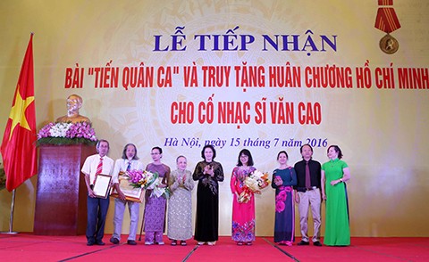 Chủ tịch Quốc hội Nguyễn Thị Kim Ngân trao tặng Huân chương Hồ Chí Minh cho gia đình cố nhạc sỹ Văn Cao. Ảnh: Phương Hoa - TTXVN