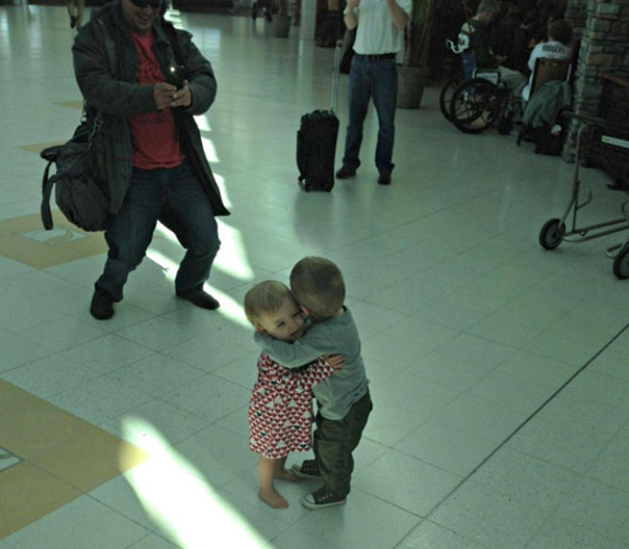 Hai em bé làm quen tại sân bay và quyết định trao cho nhau một cái ôm.
