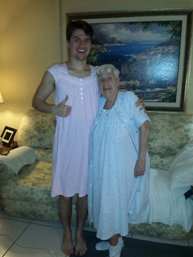 Cụ bà 84 tuổi cảm thấy xấu hổ khi phải đi bộ xung quanh bệnh viện trong chiếc áo ngủ, vì vậy cháu trai của cụ đã ở bên cạnh để hỗ trợ tinh thần.