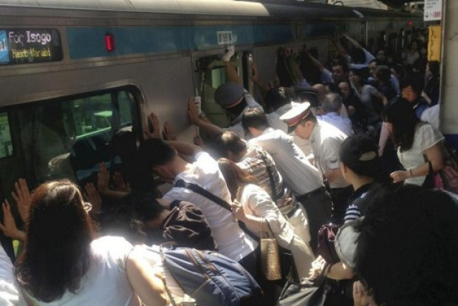 Mọi người cùng nhau đẩy một chuyến tàu để giúp một người phụ nữ bị mắc kẹt giữa nền ga và tàu.