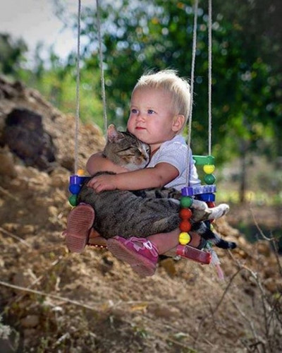 Một đứa trẻ ôm người bạn tốt nhất của mình.
