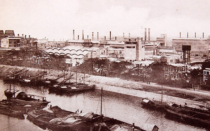 Nhà máy xi măng Hải Phòng cũ (khu đất hiện nằm trên phố Bạch Đằng, quận Hồng Bàng) ra đời năm 1899, là nhà máy xi măng đầu tiên và duy nhất tại khu vực Đông Dương dưới thời thuộc Pháp với 4 lò quay. Những năm sau khi hòa bình lặp lại, lịch sử nhà máy cũng gắn liền với công cuộc xây dựng tại Việt Nam. Năm 1986, Xi măng Hải Phòng là được sáp nhập với Công ty Kinh doanh xi măng Hải Phòng, trực thuộc Tổng công ty Công nghiệp Xi măng Việt Nam (Vicem)... (Nhà máy xi măng Hải Phòng trong lịch sử: Ảnh tư liệu)