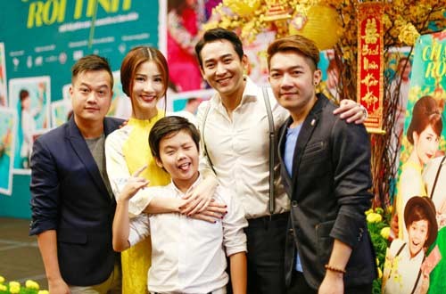 Từ trái qua: đạo diễn Bảo Nhân, Diễm My 9X, Hứa Vĩ Văn, đạo diễn Namcito và bé Trọng Khang.