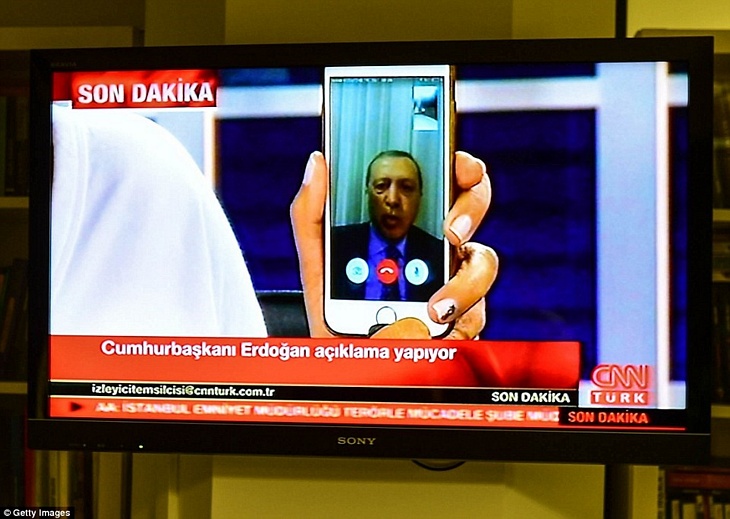 ​Cuộc đảo chính diễn ra khi Tổng thống Erdogan đang đi nghỉ mát tại Marmaras, sau ông ông Erdogan đã gọi Facetime tới đài truyền hình kêu gọi người dân xuống đường chống biểu tình.