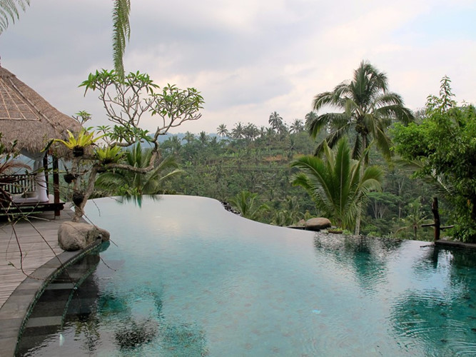 Bali, Indonesia thực sự là điểm nghỉ dưỡng lý tưởng sau chuỗi ngày bận rộn tổ chức đám cưới. Còn gì tuyệt vời hơn được ngâm mình dưới bể bơi mát lành, hay đi leo núi, khám phá những bãi biển và rạn san hô và hàng ngàn ngôi đền tôn giáo trên khắp hòn đảo.