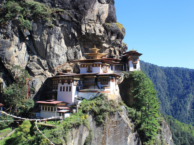 Nếu hai vợ chồng đang tìm kiếm những cuộc phiêu lưu, hãy đến dãy Himalaya để đi lang thang trên ngọn đồi của Bhutan. Nơi đây có nhiều hoạt động ngoài trời thú vị như đạp xe, leo núi, đi bè trên sông, đánh bắt cá... Ngoài ra, bạn cũng không nên bỏ lỡ các danh lam thắng cảnh của Bhutan chẳng hạn như những ngôi đền ẩn hiện trong thung lũng.