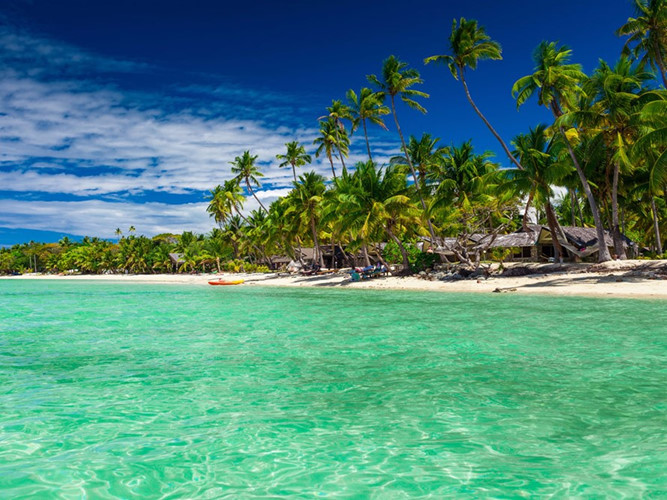 Fiji là một đảo quốc tại châu Đại Dương, thuộc phía nam Thái Bình Dương. Đến đây, bạn sẽ có cảm giác như đang ở thiên đường với làn nước xanh như ngọc, trải nghiệm những hoạt động ngoài trời hấp dẫn như lướt sóng, lặn biển ngắm san hô hay leo núi...
