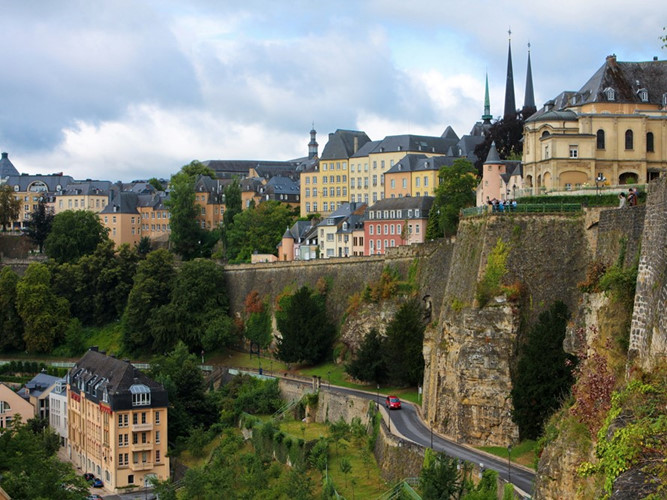 Đến với Luxembourg, bạn sẽ có cảm giác như mình đang hưởng tuần trăng mật của những ông hoàng, bà chúa khi được bao quanh bởi hơn 100 lâu đài cổ kính với kiến trúc tuyệt đẹp khắp đất nước.