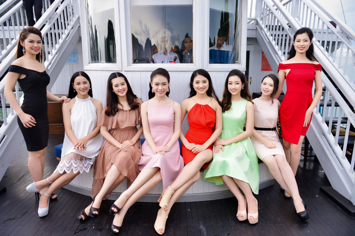 32 cô gái xuất sắc nhất khu vực phía Bắc vừa có cơ hội tham gia chuyến du ngoạn bằng du thuyền Paradise Luxury. Trong trang phục váy ngắn thanh lịch, những người đẹp như hóa thân thành quý cô cổ điển.