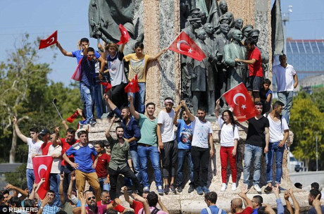 Chiều 16/7, Thủ tướng Yildirim cho biết, tình hình vẫn còn tiềm ẩn nguy hiểm, đồng thời kêu gọi người dân tiếp tục biểu tình lên án cuộc đảo chính.(ảnh: Reuters).