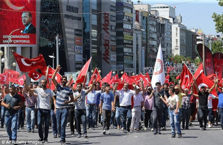Người dân tuần hành từ Quảng trưởng Kizilay đến tòa nhà của Tổng tham mưu Thổ Nhĩ Kỳ. (ảnh: AFP).