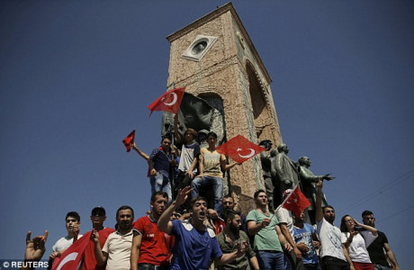 Người dân vẫy cờ Thổ Nhĩ Kỳ khi đứng xung quanh Đài tưởng niệm ở Quảng trưởng Taksim tại Istanbul, Thổ Nhĩ Kỳ. (ảnh: Reuters).