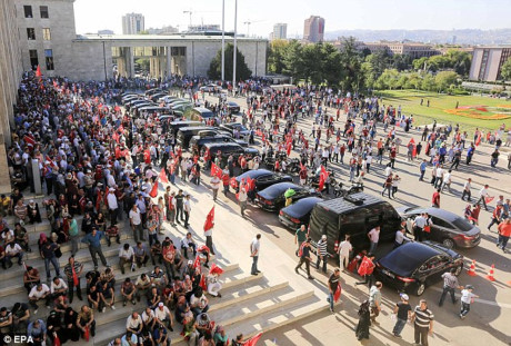 Hàng nghìn người dân Thổ Nhĩ Kỳ tập hợp bên ngoài tòa nhà Quốc hội ở thủ đô Ankara. (ảnh: EPA).