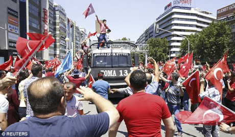 Một người dân Thổ Nhĩ Kỳ cho biết, ngày hôm nay anh ta tham gia vào cuộc biểu tình để ủng hộ cho nền dân chủ của đất nước. (ảnh: Reuters).