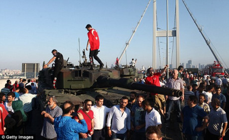 Người dân Thổ Nhĩ Kỳ trèo lên một chiếc xe tăng còn lại trên đường phố sau khi cuộc đảo chính bị dập tắt. (ảnh: Getty).