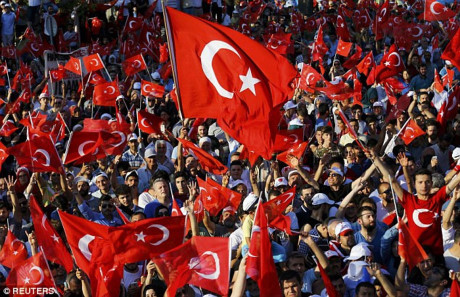 Hàng ngàn người ủng hộ Tổng thống Recep Erdogan tập hợp ở Istanbul trong khi chờ đợi ông ra diễn thuyết. (ảnh: Reuters).