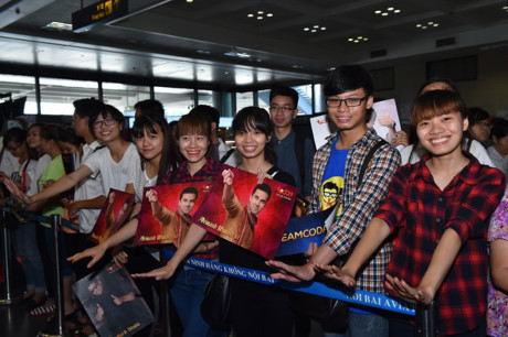 Có mặt tại sân bay là rất đông khán giả trẻ tuổi, họ mong muốn có thể được nhìn thấy diễn viên mình yêu thích ngoài đời- ngay tại Việt Nam mà cụ thể là Hà Nội.
