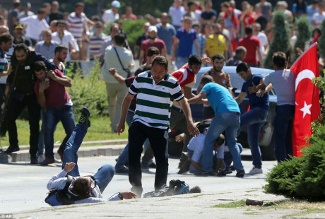 Những người ủng hộ ông Erdogan đụng độ với các nhà báo gần trụ sở quân đội Thổ Nhĩ Kỳ tại Ankara sau cuộc đảo chính. (Nguồn: DailyMail)