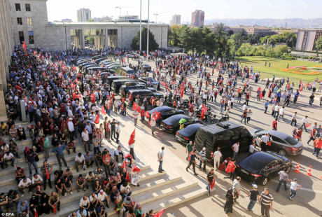 Hàng nghìn người tụ tập bên ngoài tòa nhà quốc hội ở Ankara chờ cuộc họp bàn về vụ đảo chính. Hàng trăm người Thổ Nhĩ Kỳ xuống đường để đảm bảo không có cuộc đảo chính mới nào diễn ra sau khi cuộc đảo chính đêm trước đã bị đánh bại. (Nguồn: DailyMail)