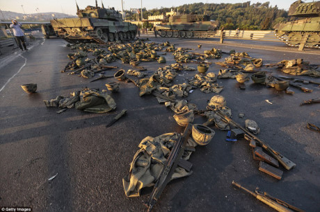 Quần áo và vũ khí của các binh sỹ tham gia vào cuộc đảo chính đang nằm la liệt trên mặt cầu. (Nguồn: DailyMail)