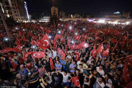 Tại quảng trường Taksim, đã bị quân đội chiếm đóng trước đó, hàng nghìn người đứng vẫy cờ và hát những ca khúc thể hiện lòng yêu nước. (Nguồn: DailyMail)